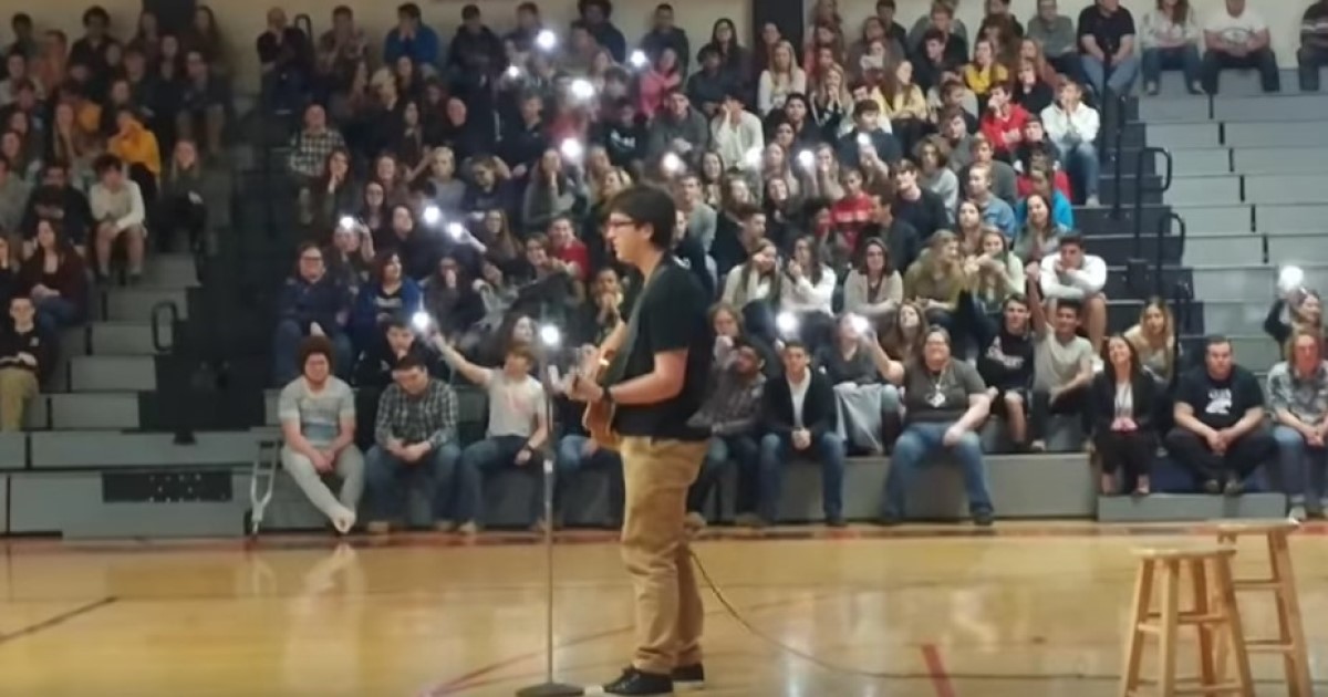 (VIDEO)Quiet student stuns crowd to silence with Ed Sheeran cover at talent show